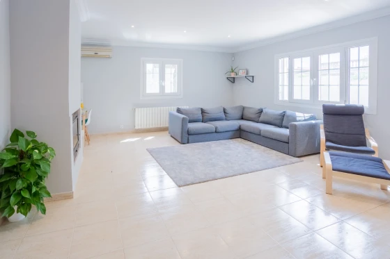 Professional cleaner ready for vacate cleaning service